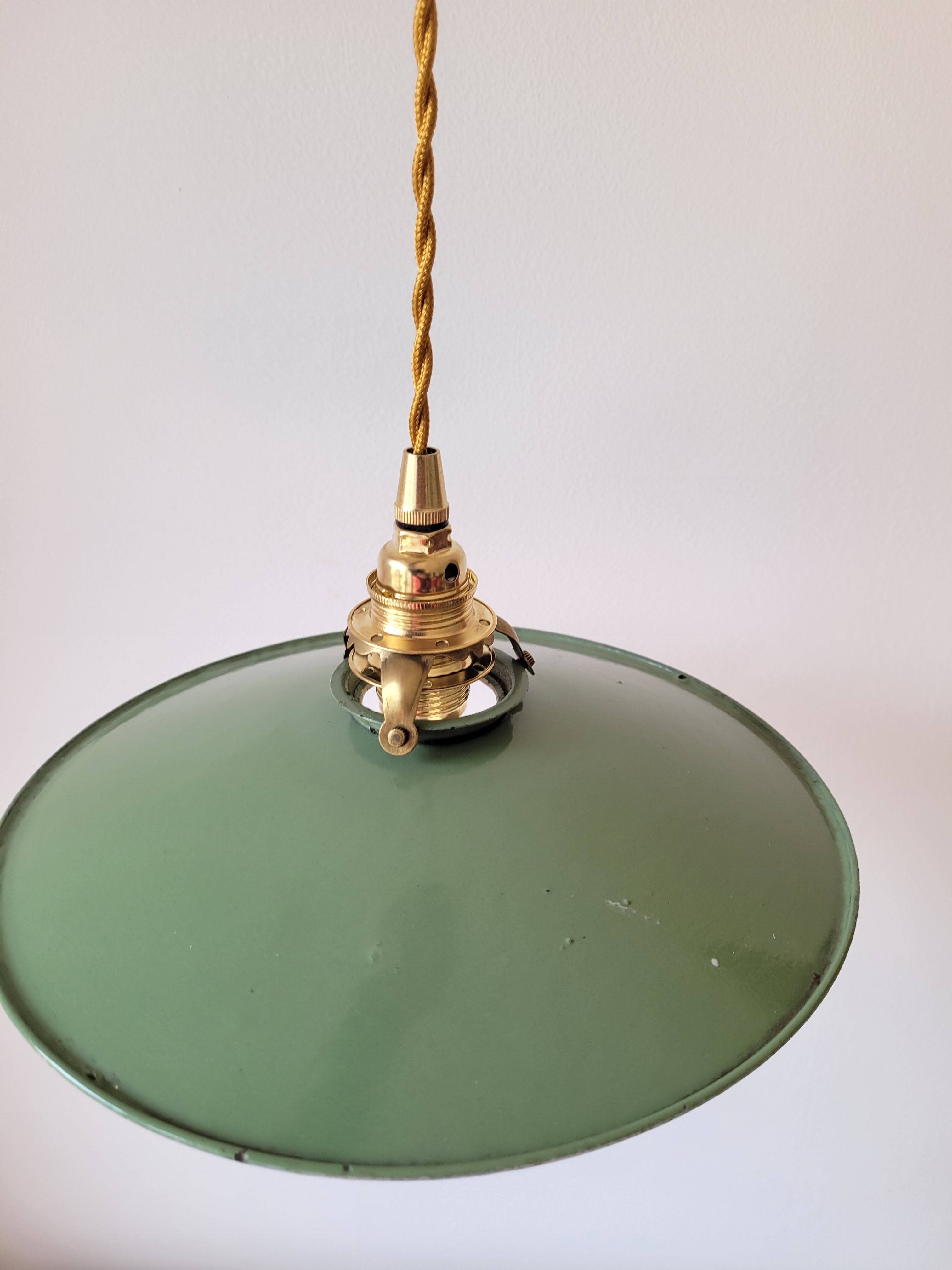 Workshop suspension in enamelled sheet metal