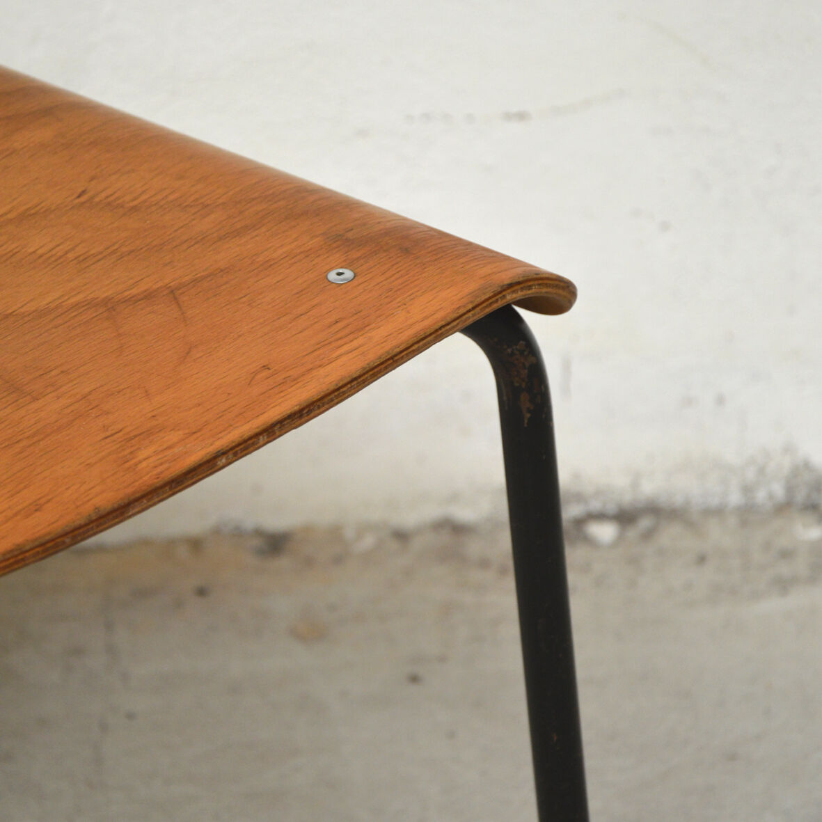Série de 12 chaises en métal et bois