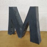 Lettre M ancienne en relief et en zinc