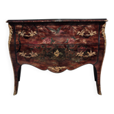 Commode sauteuse galbée en laque à décor Chinois époque début XXeme (om)