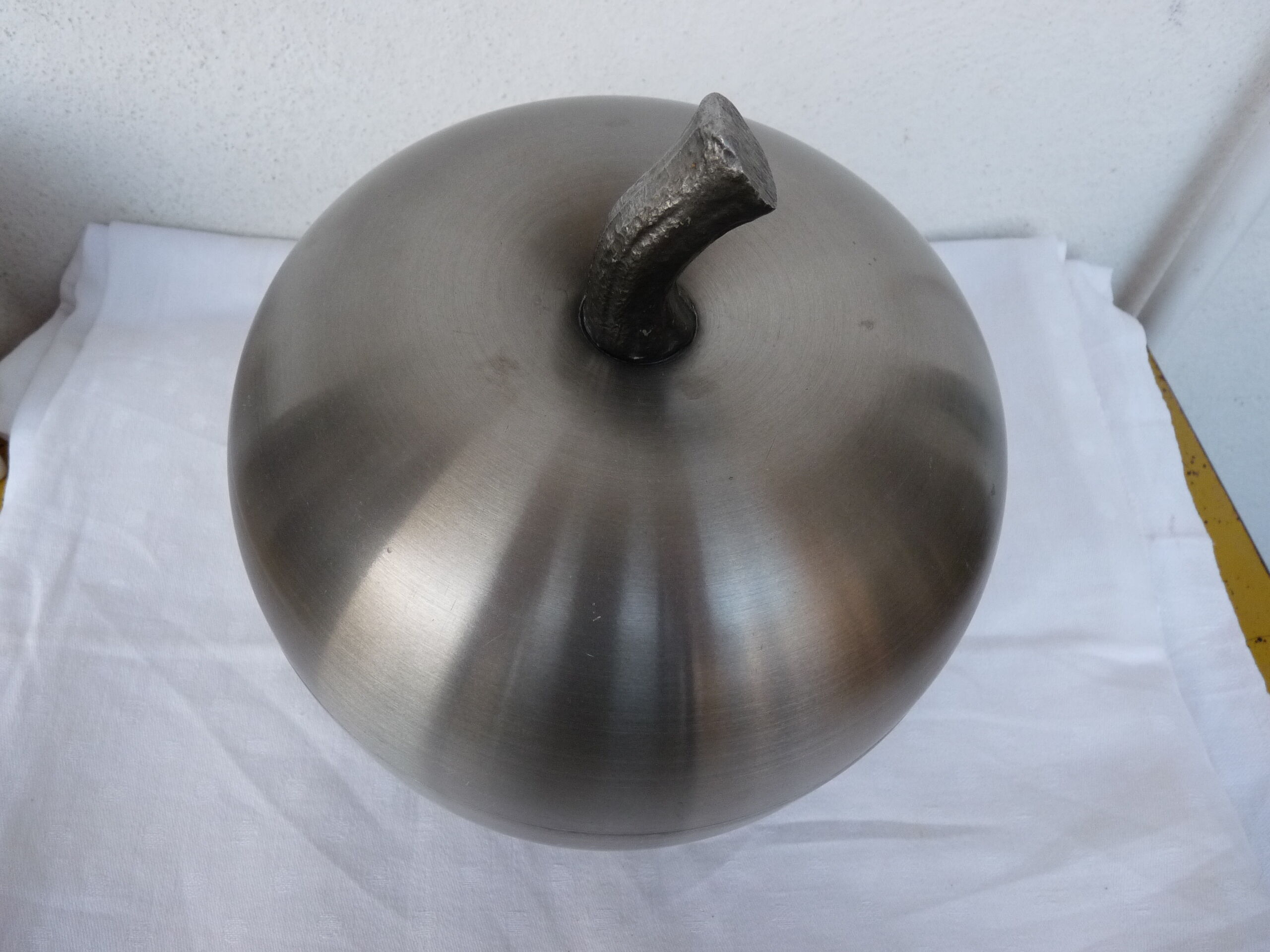 Vintage brushed aluminum apple ice bucket 70