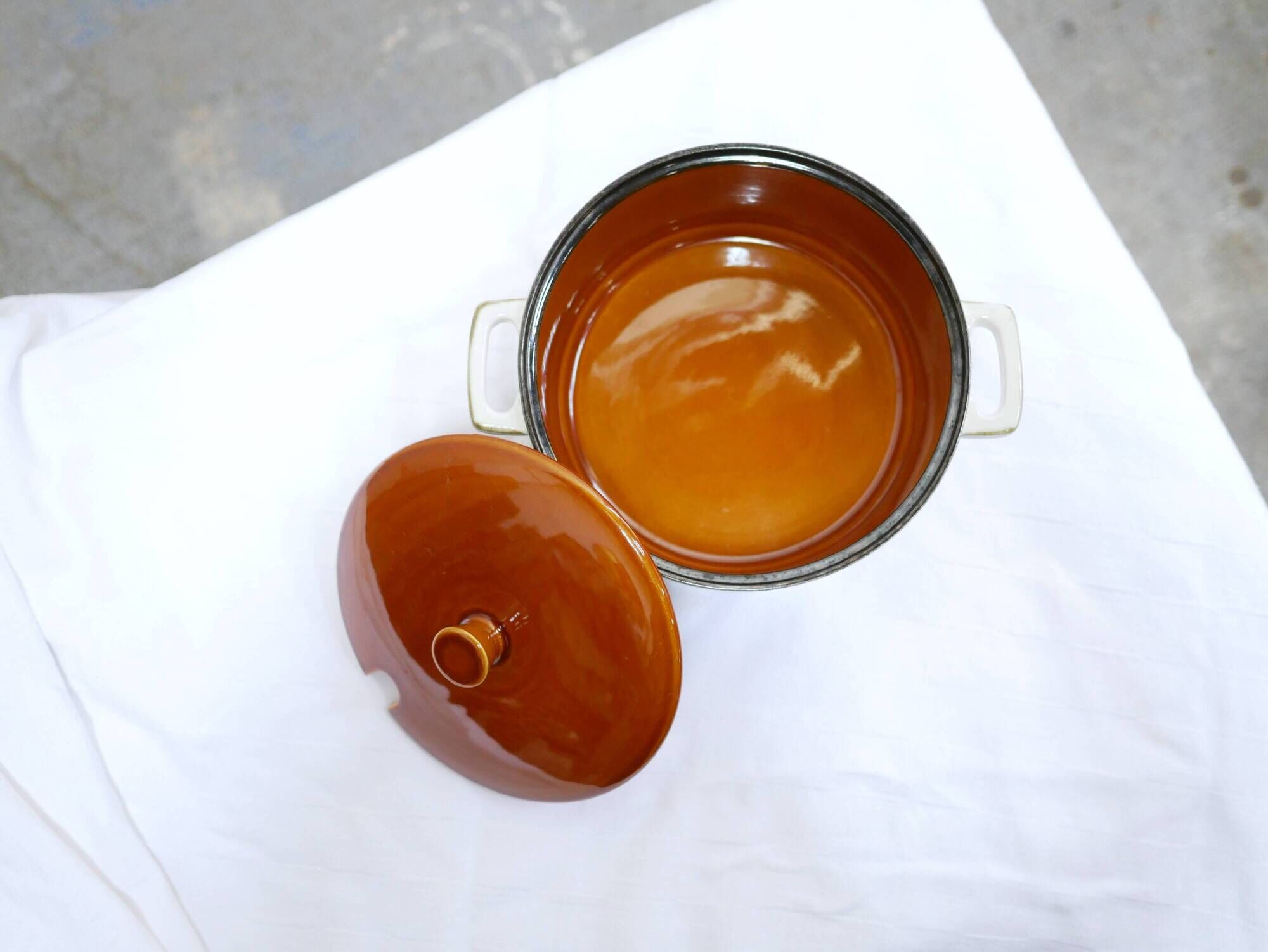 Plat avec couvercle soupière vintage édité par Boch La Louvière