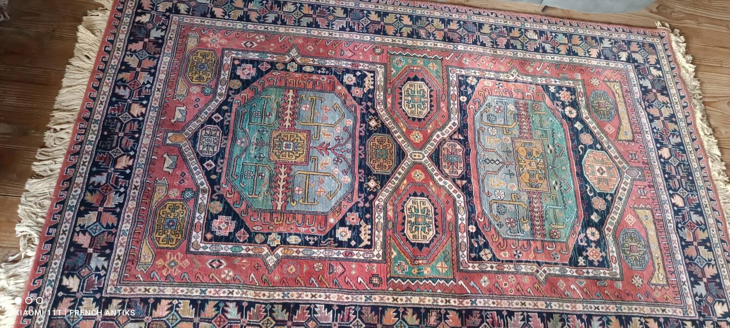 Vintage Iranian Kenareh rug from the 1980s. Handcrafted.