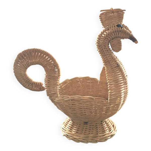 Corbeille en rotin figurant une poule