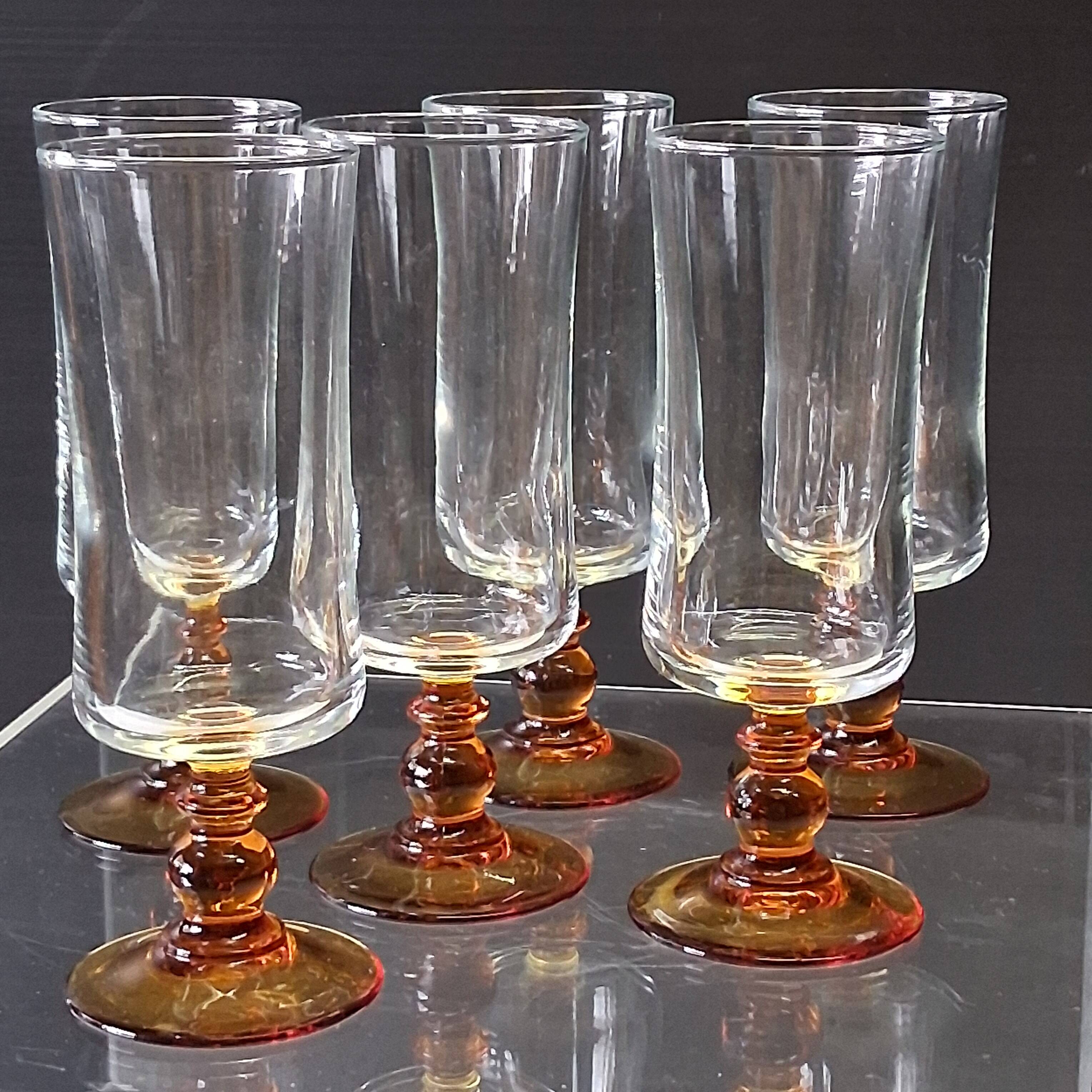 6 amber-footed champagne flutes in very good condition.
