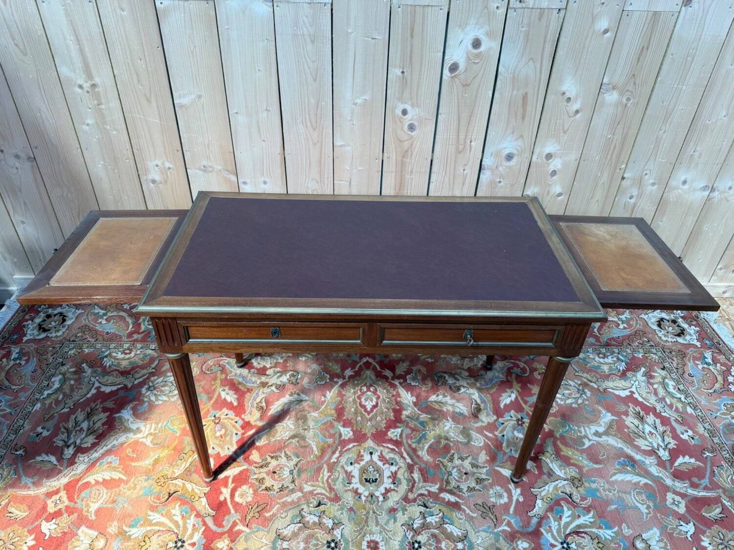 Flat desk with pull-outs – Louis XVI style – Gilded bronze – Early 20th century