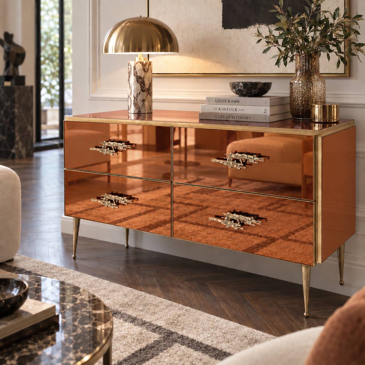 Commode en verre ambré avec détails en laiton, style mid-century modern
