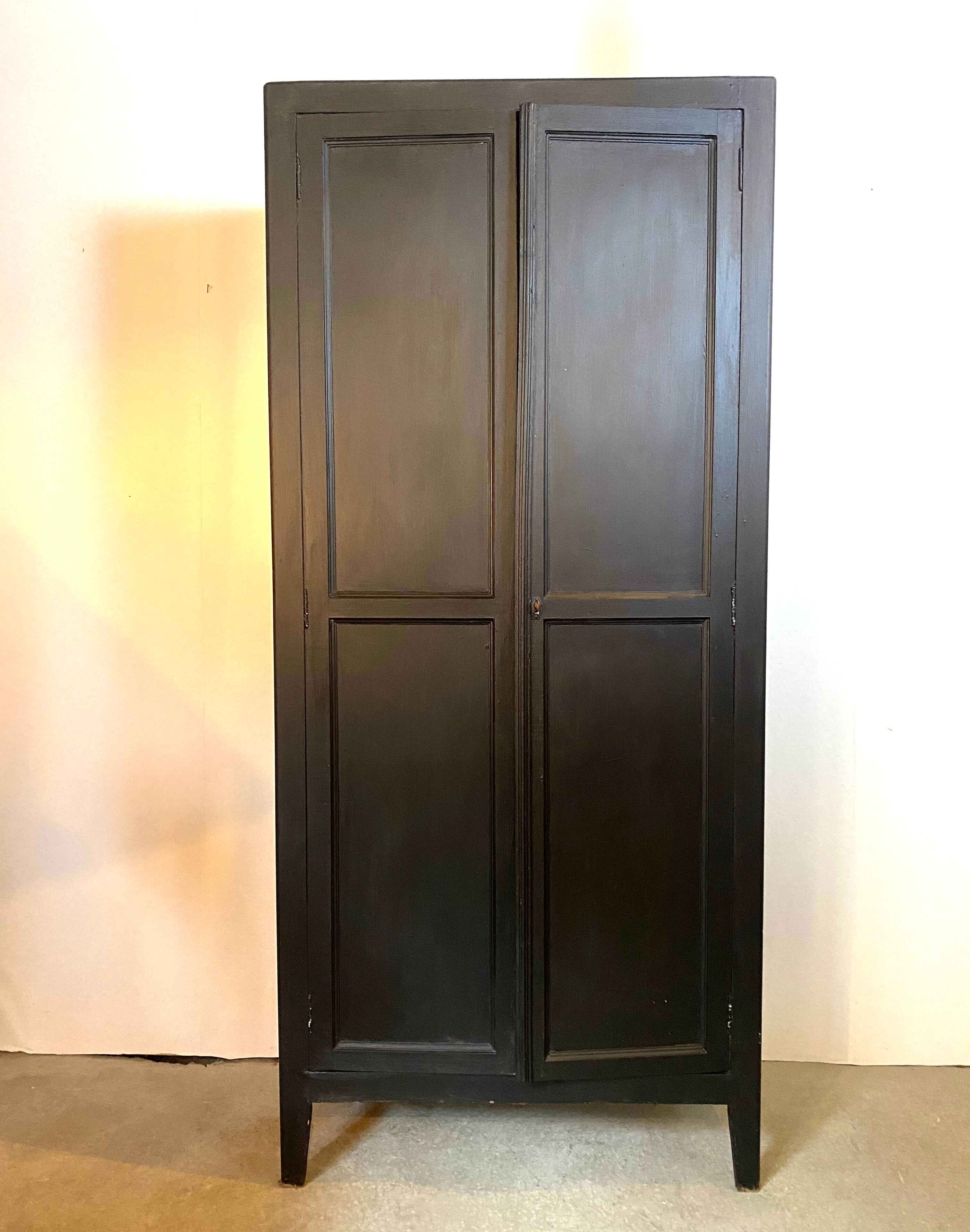 Armoire parisienne vintage noire