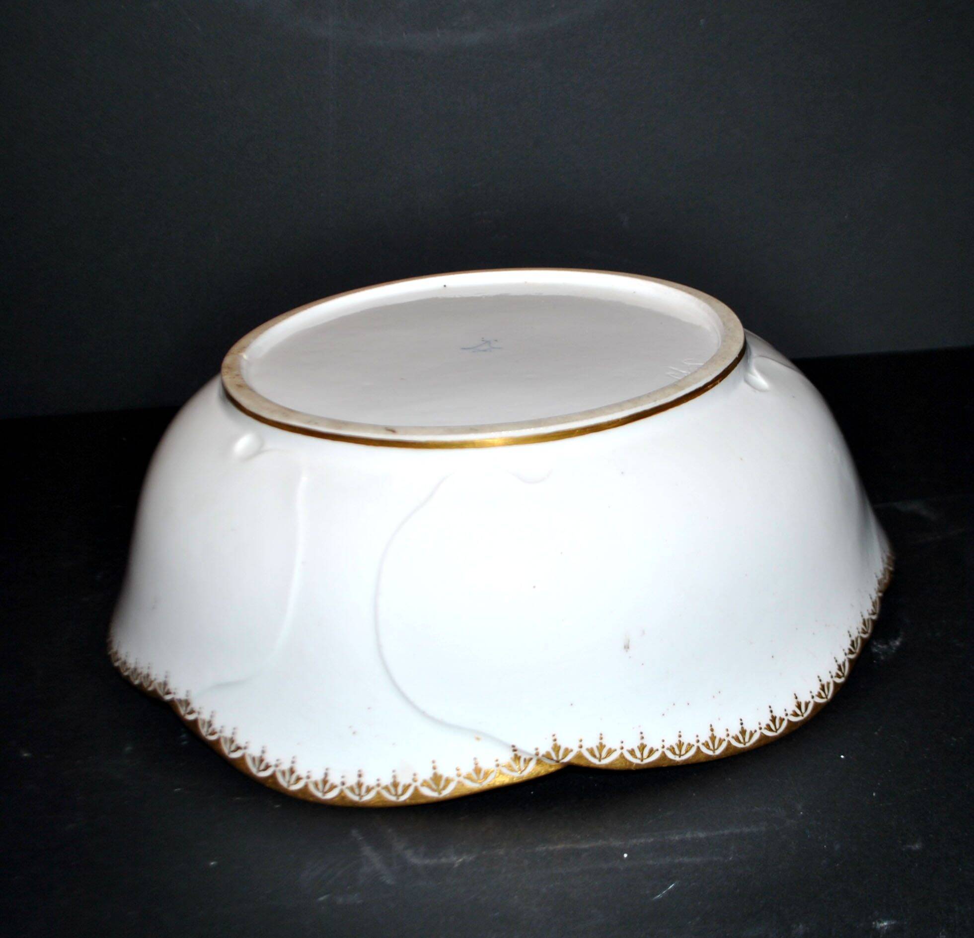Antique Sèvres porcelain salad bowl with hand-painted gold arabesque decoration