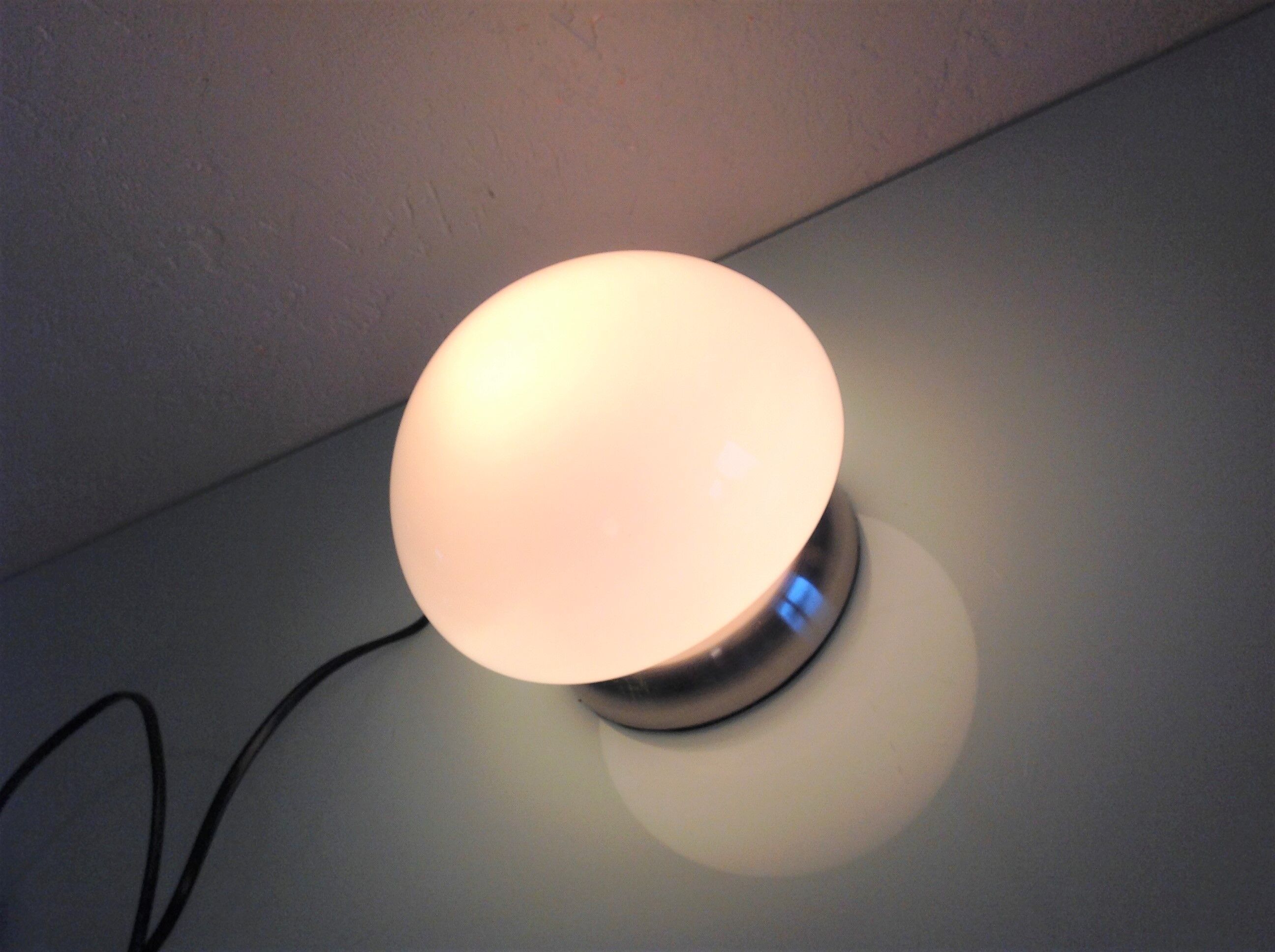 Bedside lamp in white opaline and chromed metal, 70s-80s