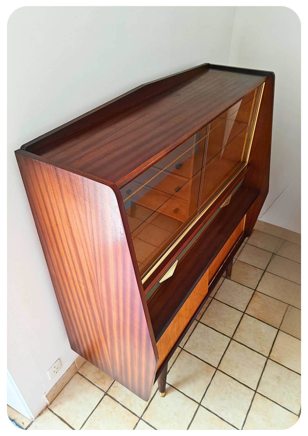 Vitrine en teck et verre des années 1950 avec détails en laiton