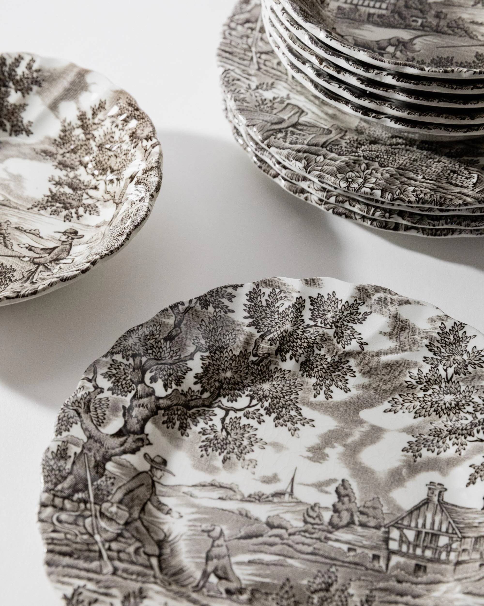 Vintage 1980s table service "The Hunter" by Myott, 11 pieces, bowls and plates in porcelain, brown and beige pattern, made in England.