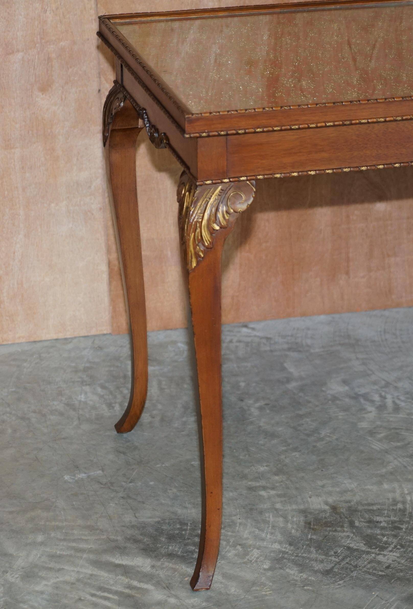 Table d'écriture vintage en bois dur avec dessus en verre brodé de soie