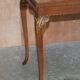 Table d'écriture vintage en bois dur avec dessus en verre brodé de soie