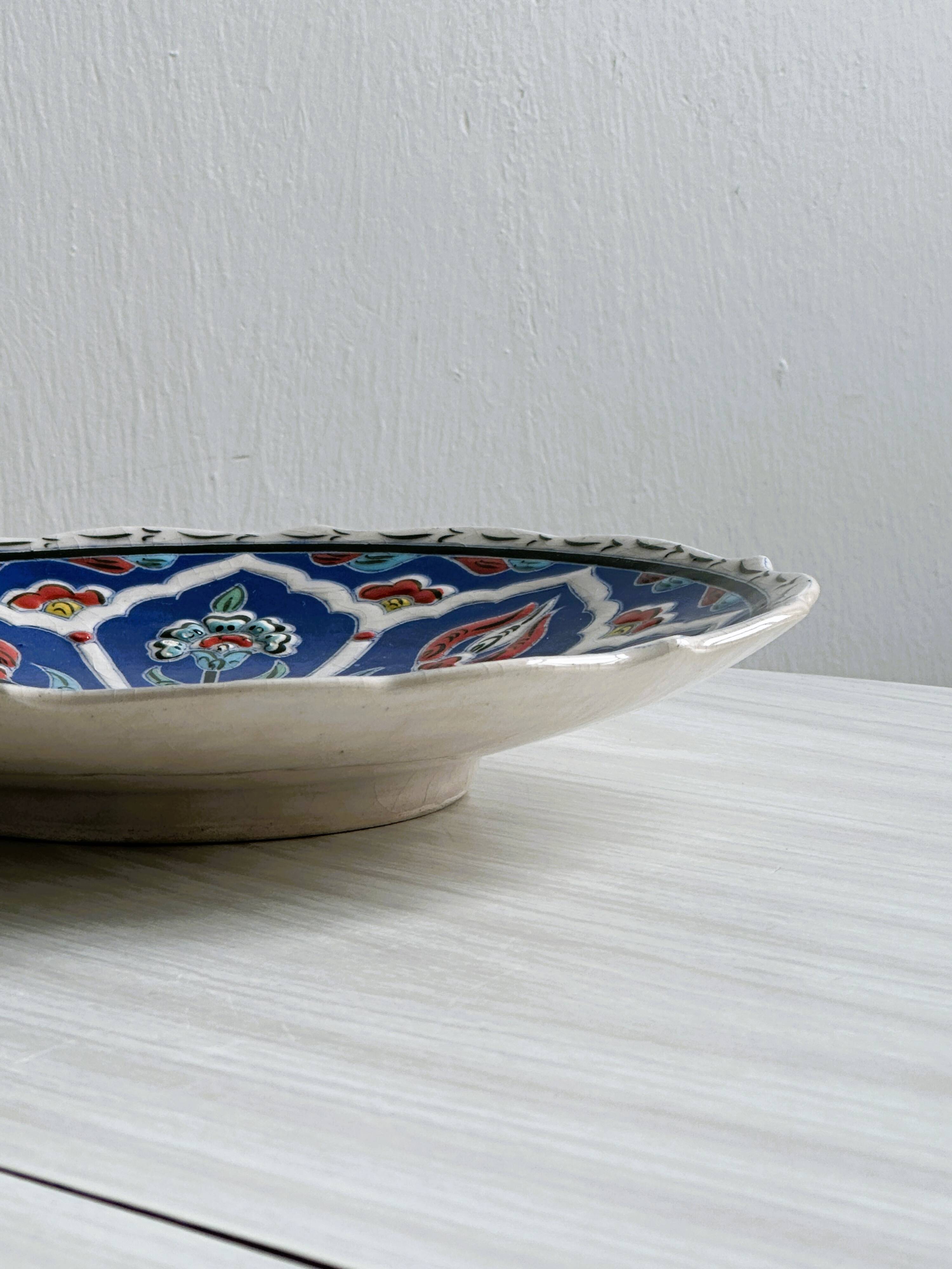 Decorative plate in glazed ceramic