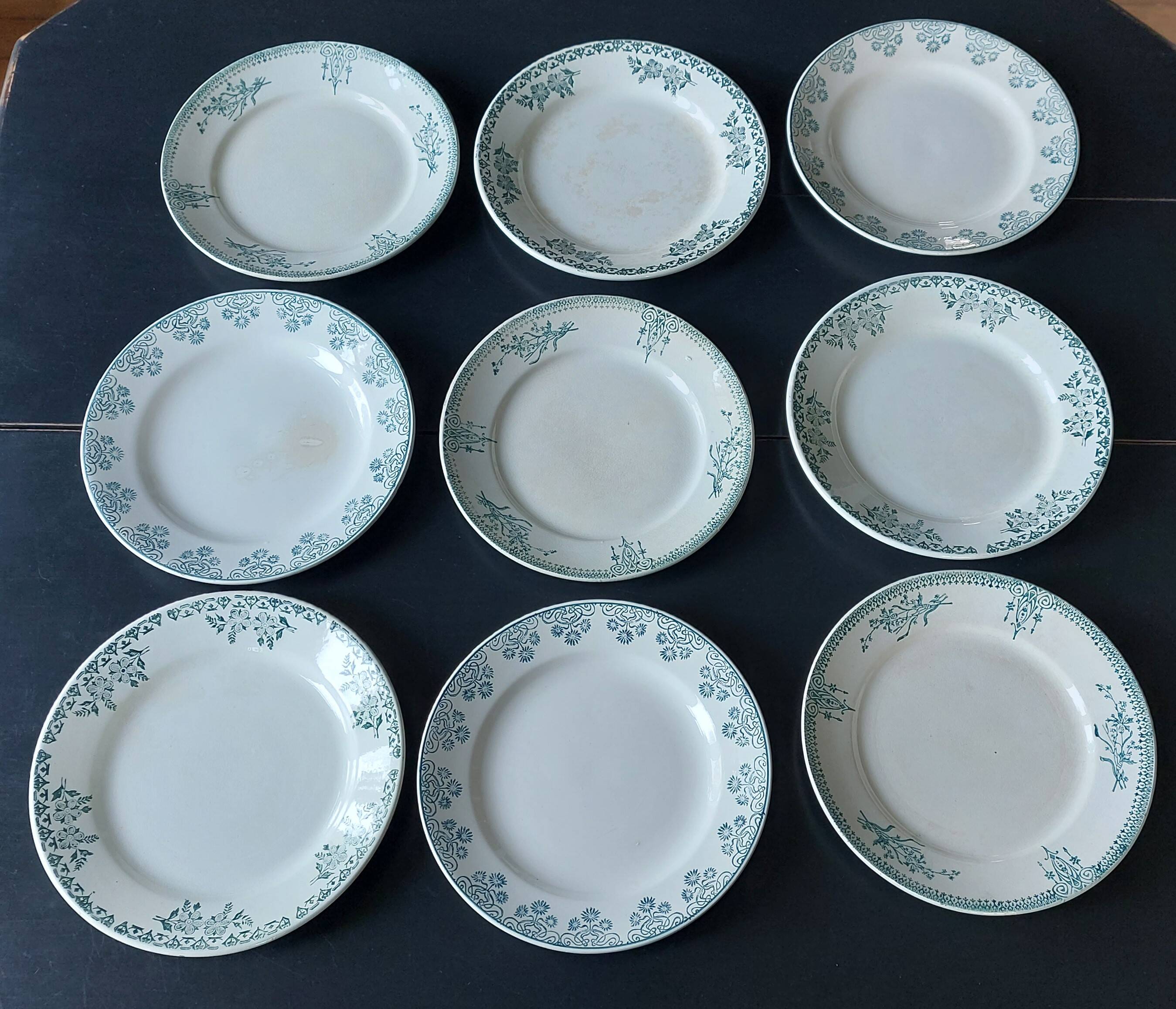 9 Assiettes plates dépareillées Terre de fer tons verts bleus