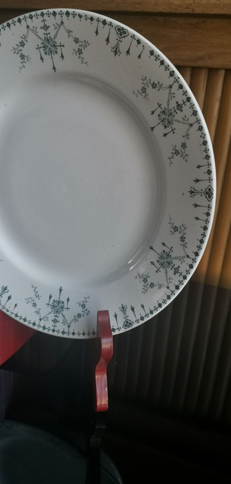 Compotier/plate on foot signed Lunéville KG "Victoria"
