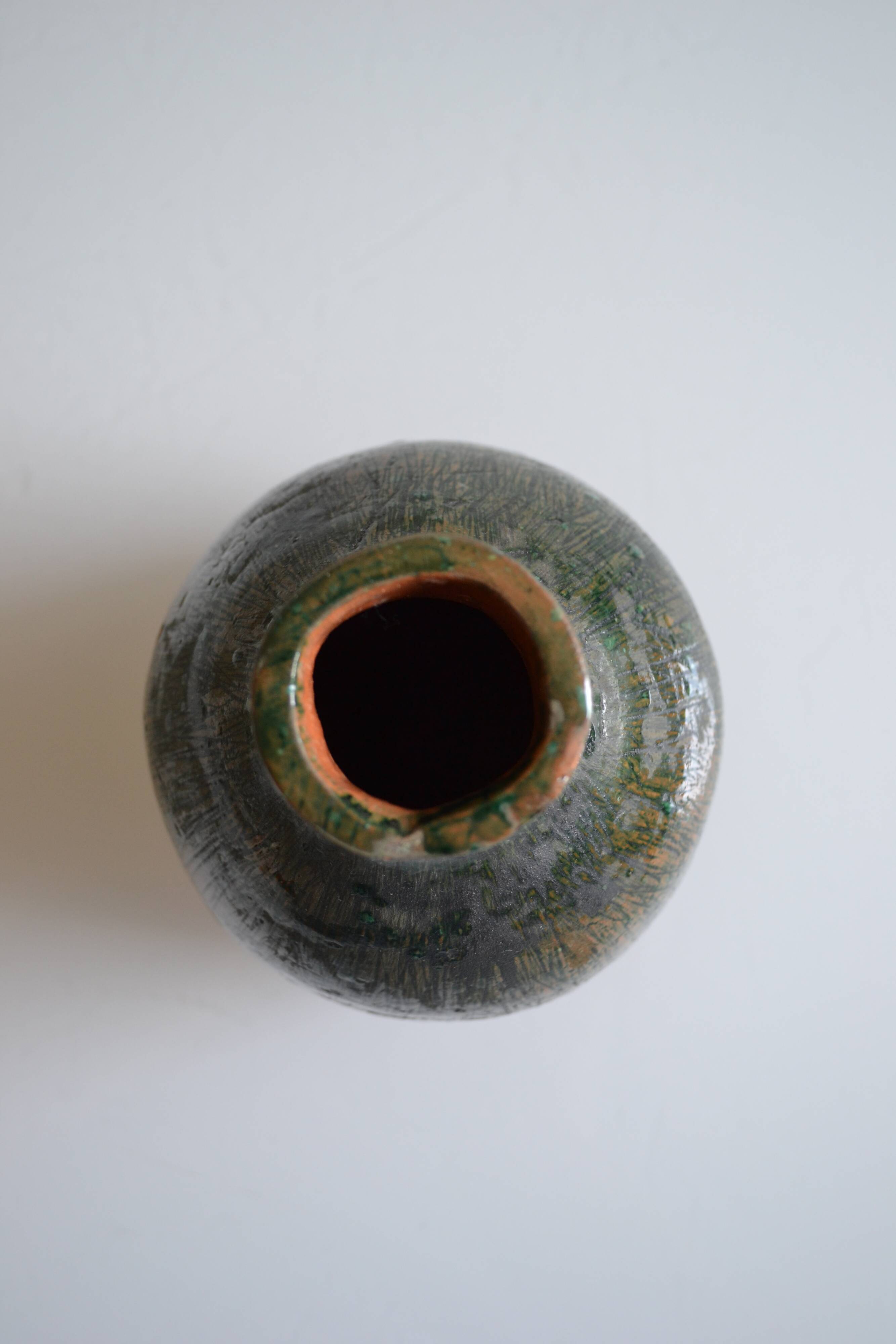 Vase en céramique signature au poisson à identifier