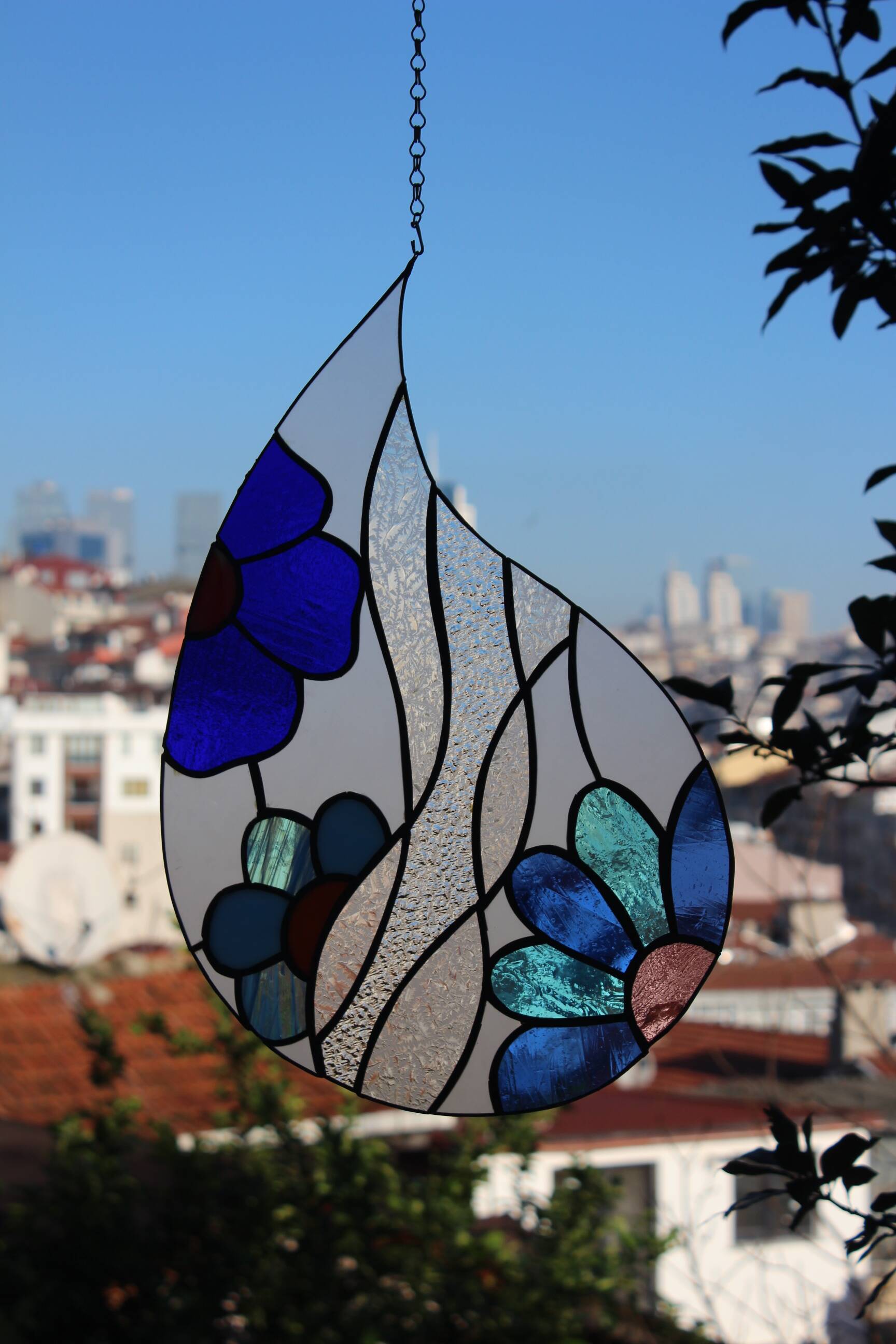 Vitrail décoratif “Goutte d’eau” – Verre coloré fait main, 40 × 40 cm