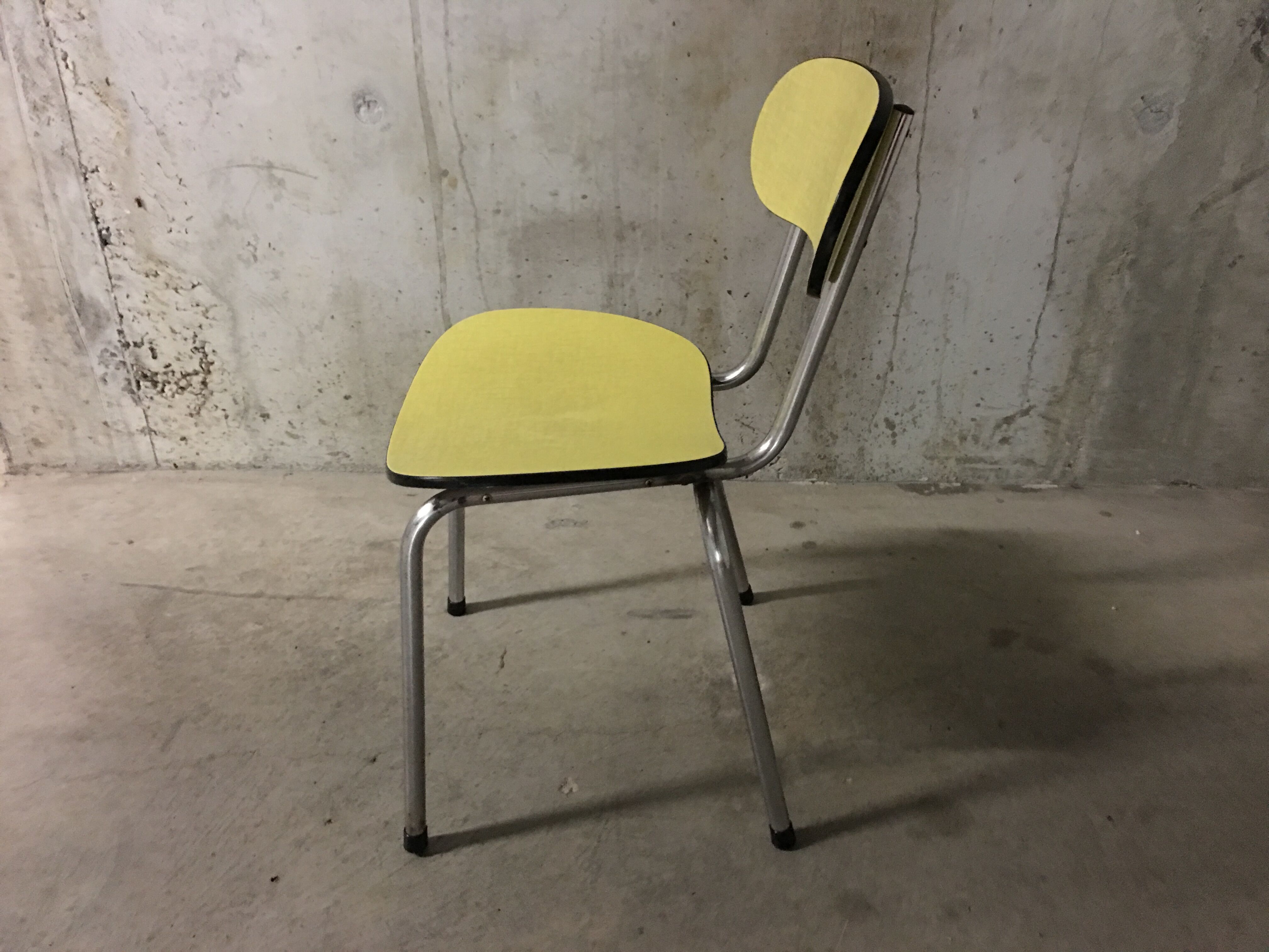 Chaise en formica jaune des années 50