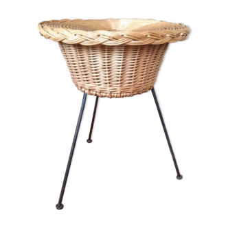 Round worker in rattan on black metal foot