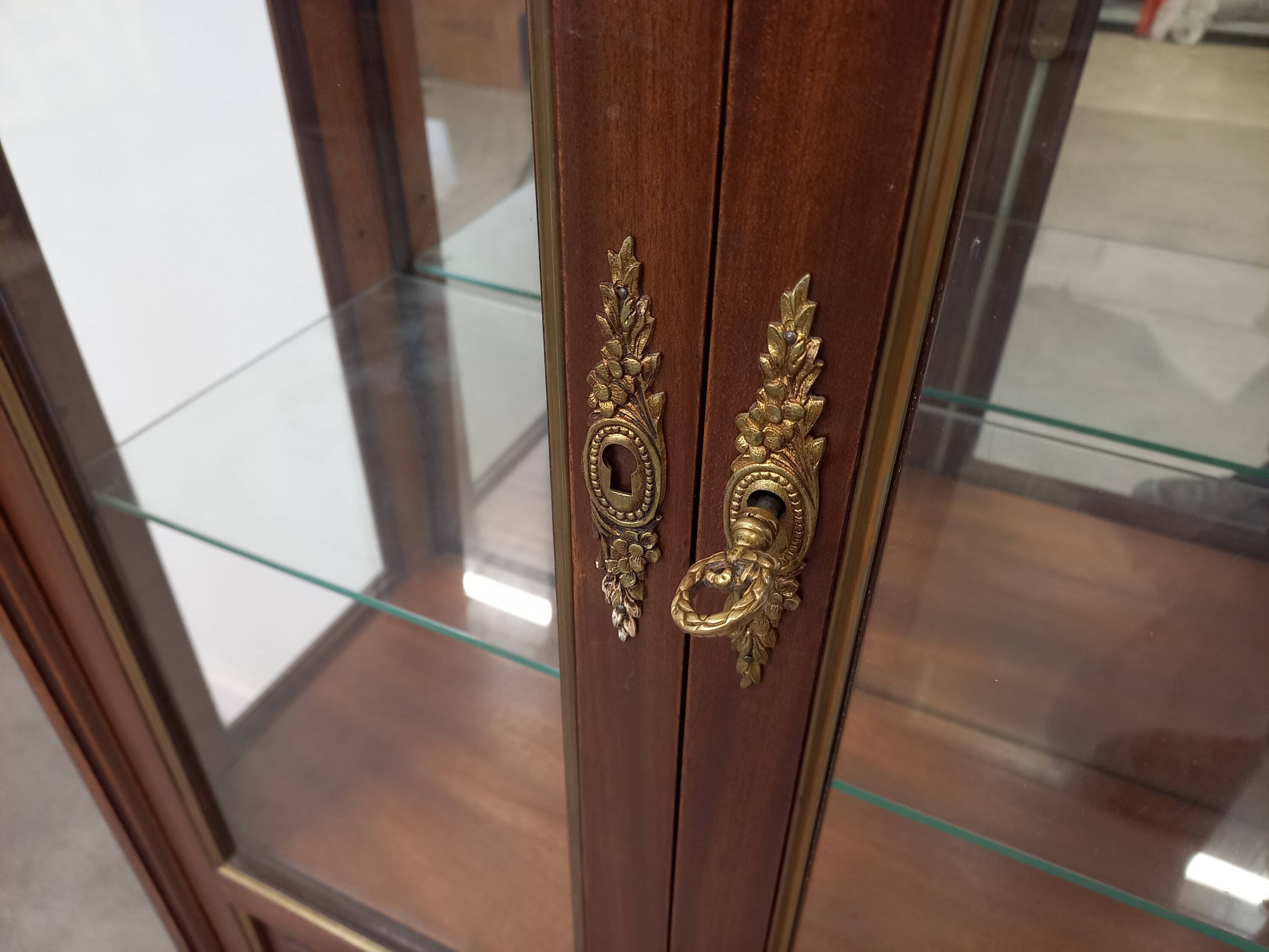 Vitrine de style Louis XVI
