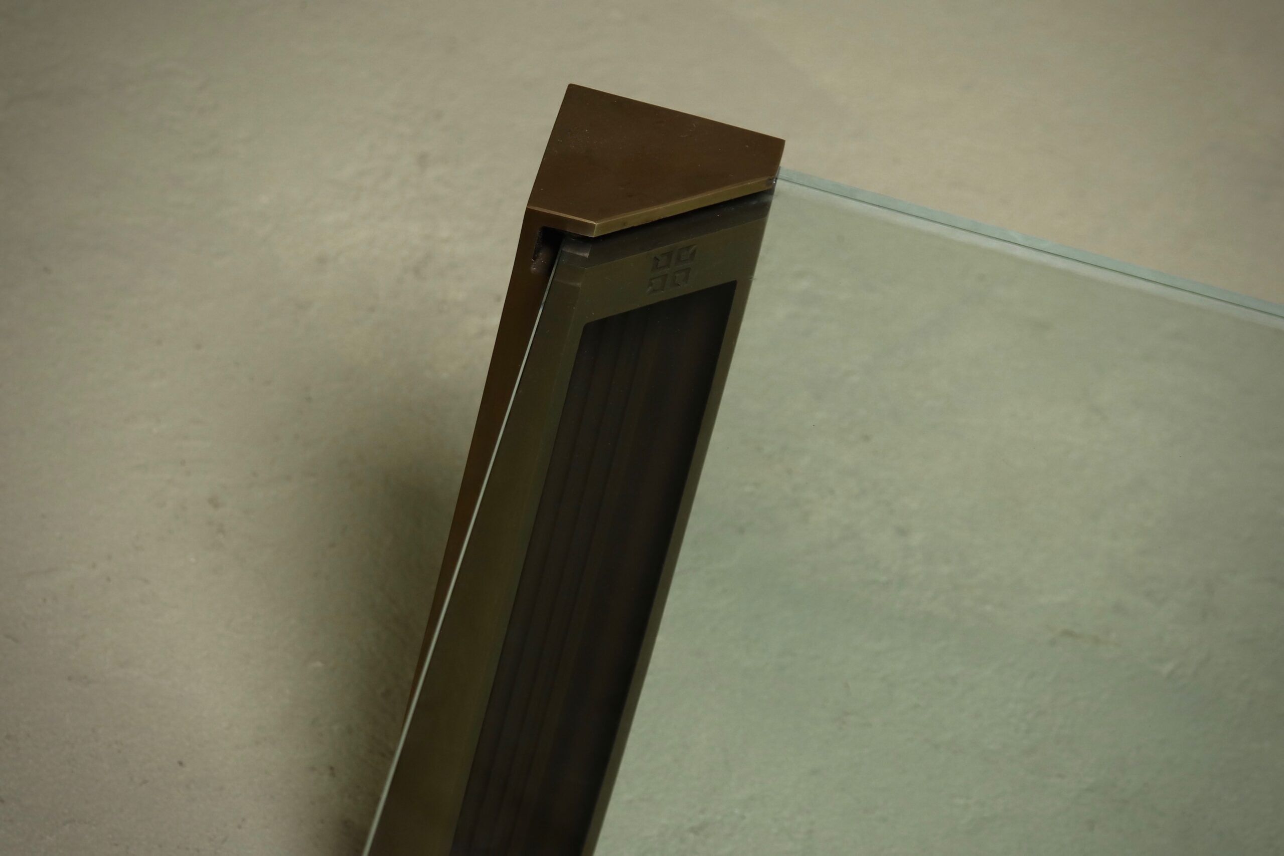 Grande table basse monumentale modèle T14 par Peter Ghyczy années 1970
