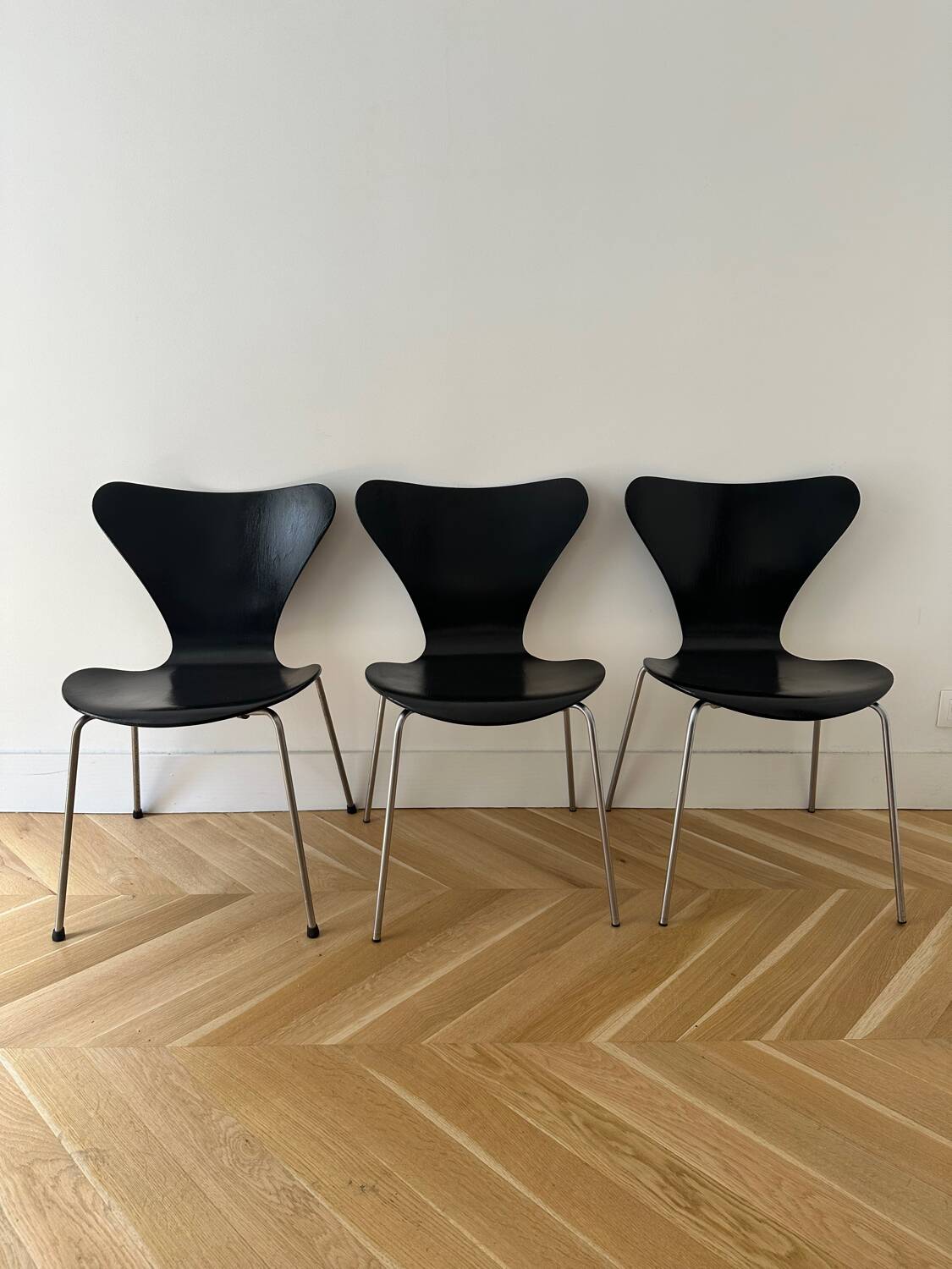 3 Arne Jacobsen Series 7 chairs