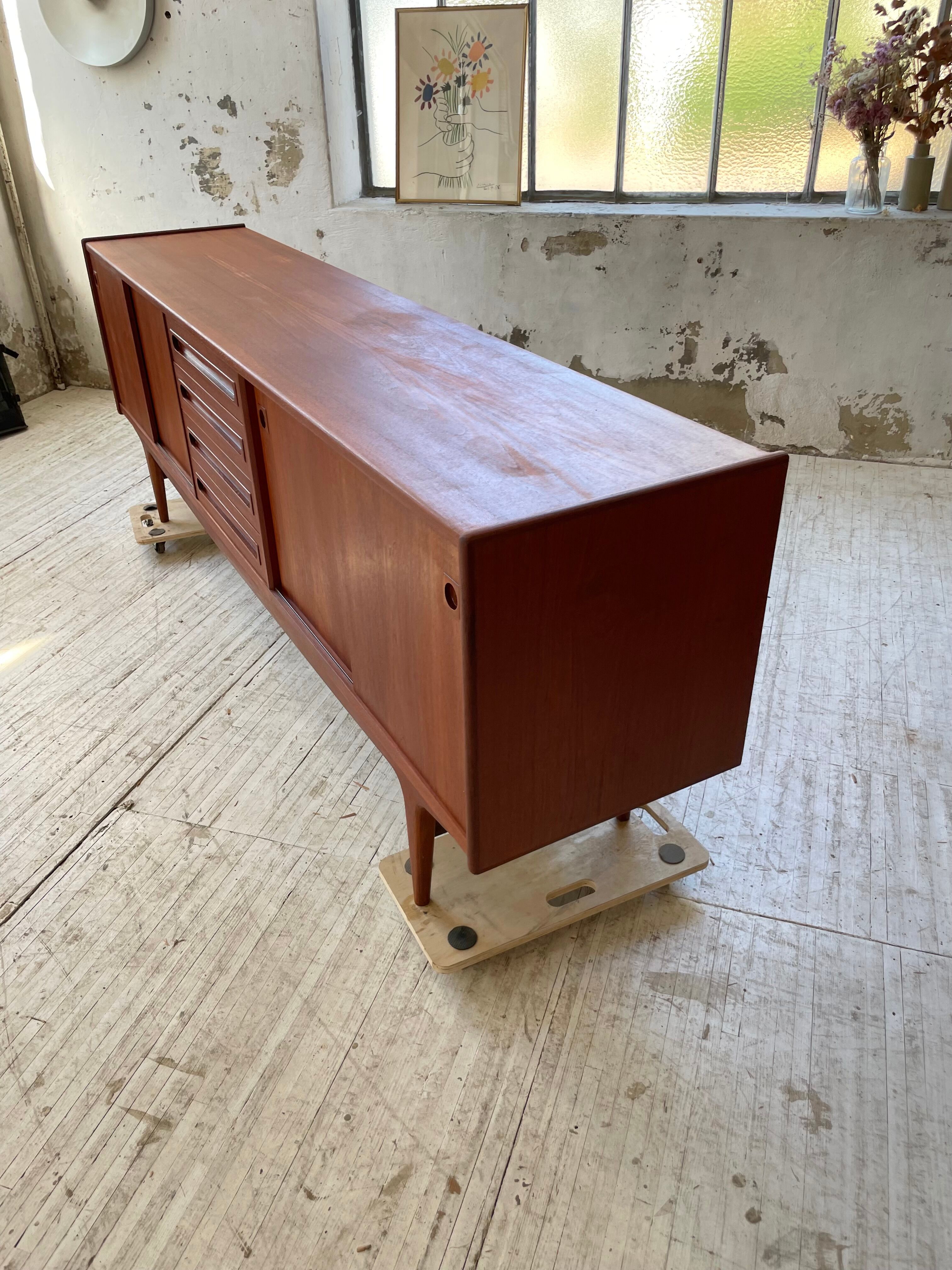 Teak row Johannes Andersen Samcom