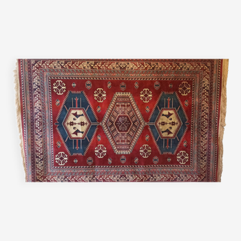 Wall rug with oriental patterns.