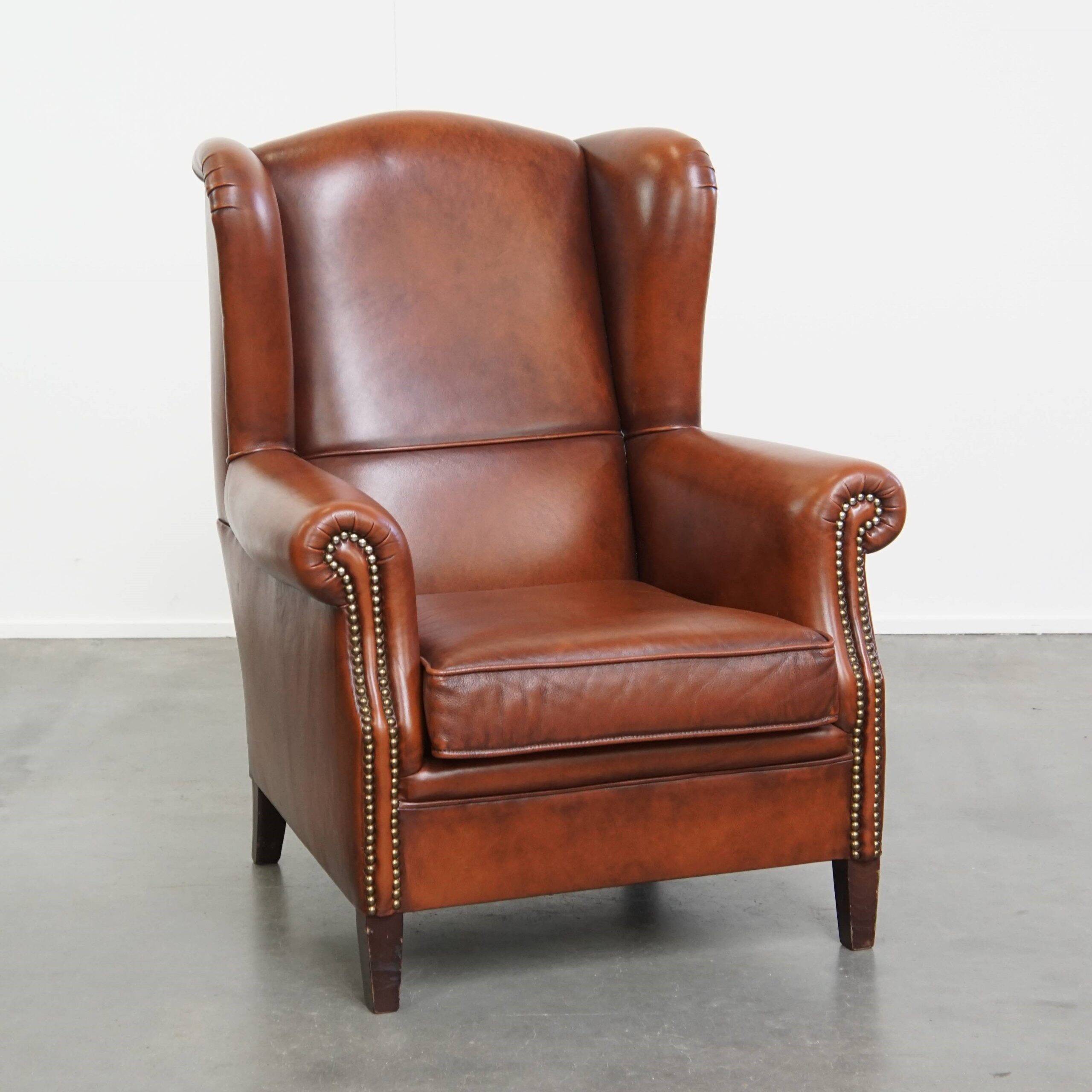 Fauteuil à oreilles de style anglais en cuir de vachette