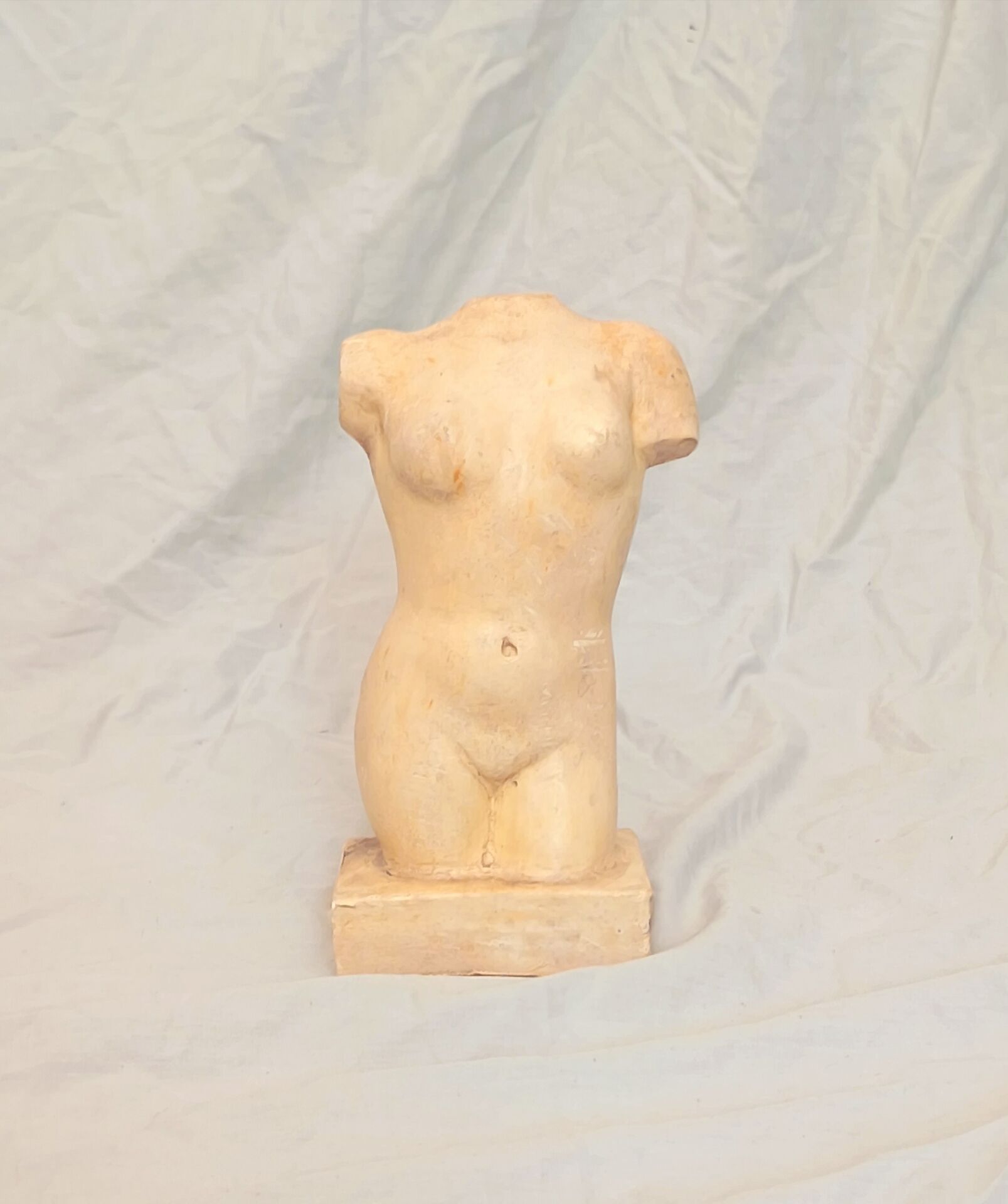 Sculpture en pierre de torse féminin