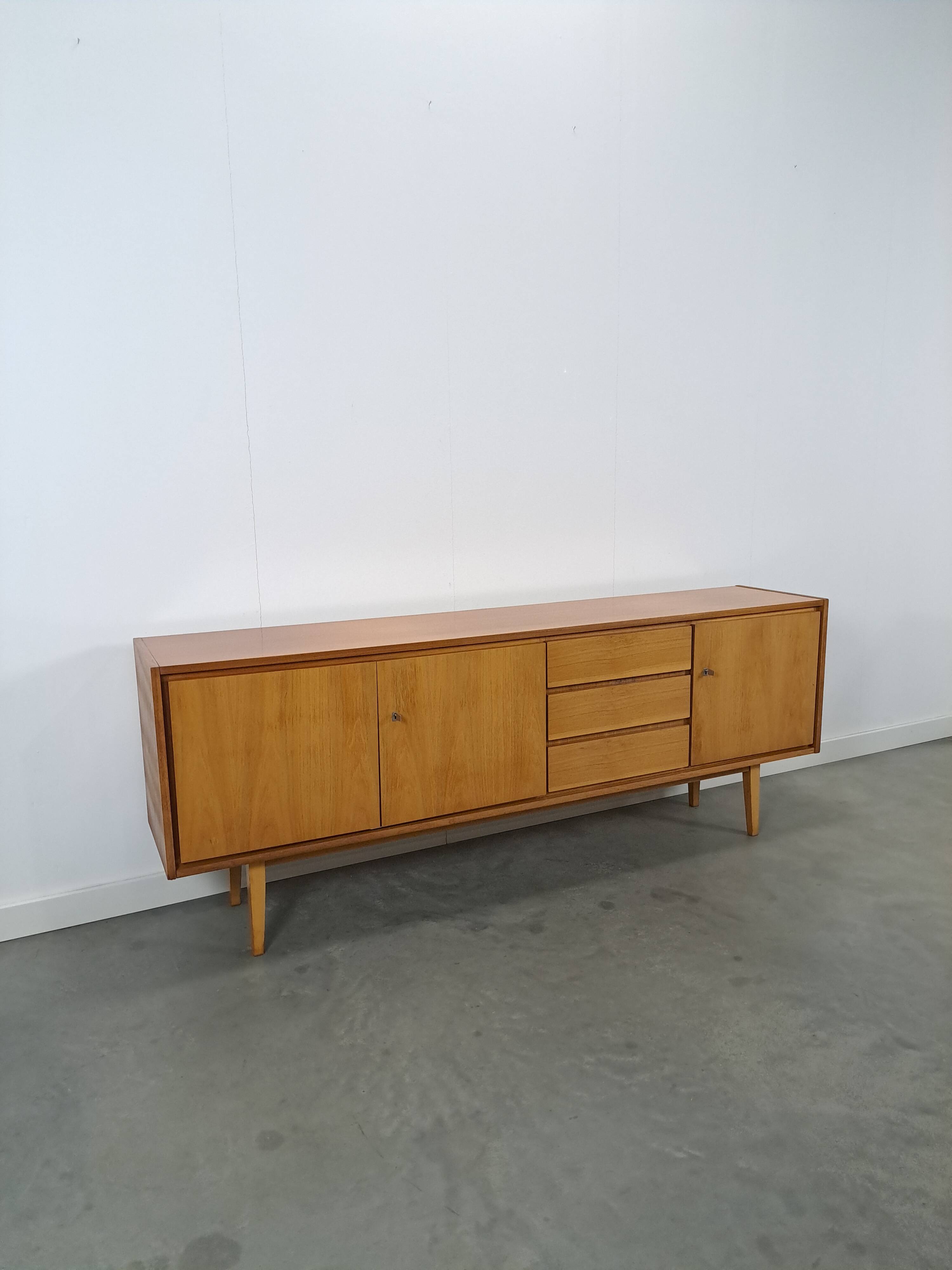 Mid-century notenhout fineer dressoir met 3 lades