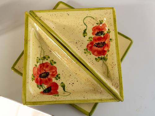 Dish and 2 Vallauris Coquelicots ravioli