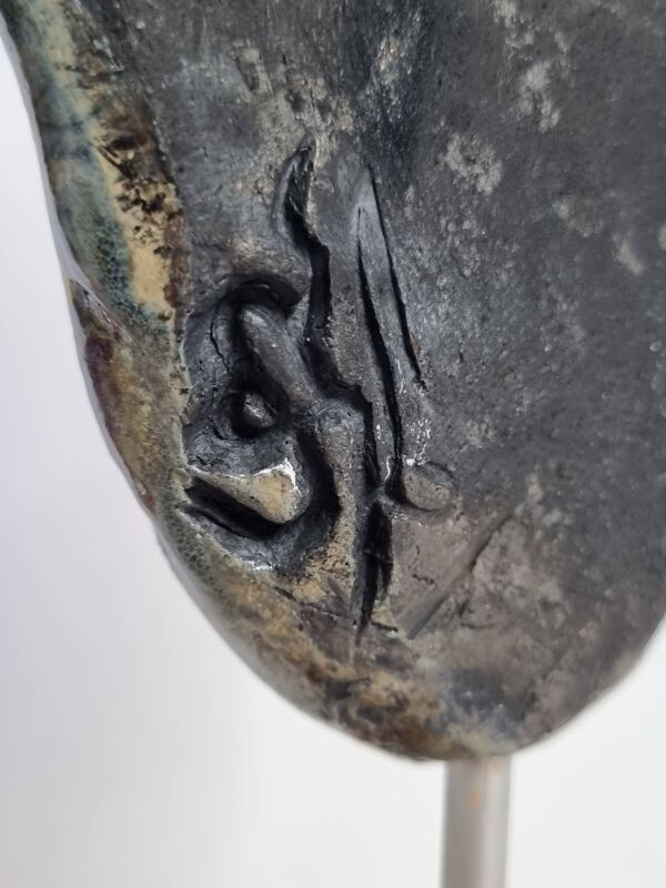 Masque en céramique raku signé, sur socle – Sculpture contemporaine, 35 cm
