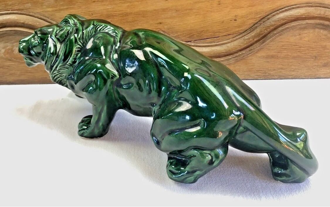 Art Deco lion statue 1930 cracked Saint Clement