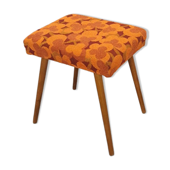 Houten kruk avec fleurs orange