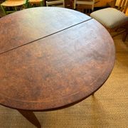 Oval extendable dining table in wood and walnut burl veneer.