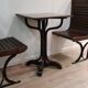 Lot de deux chaises de métro en bois avec table