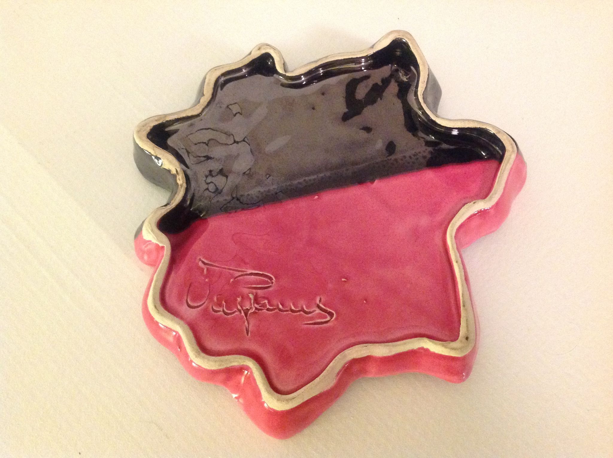 Vide poche feuille noire et rose de Vallauris années 60