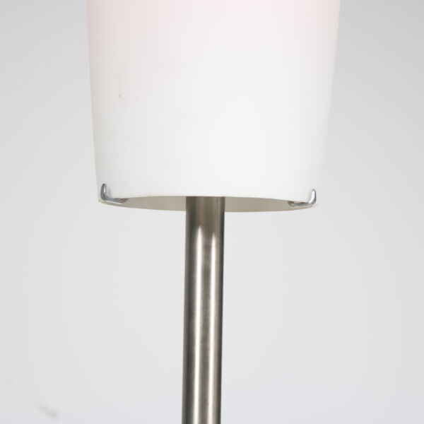 Lampadaire des années 2000 avec abat-jour en verre lait des Pays-Bas