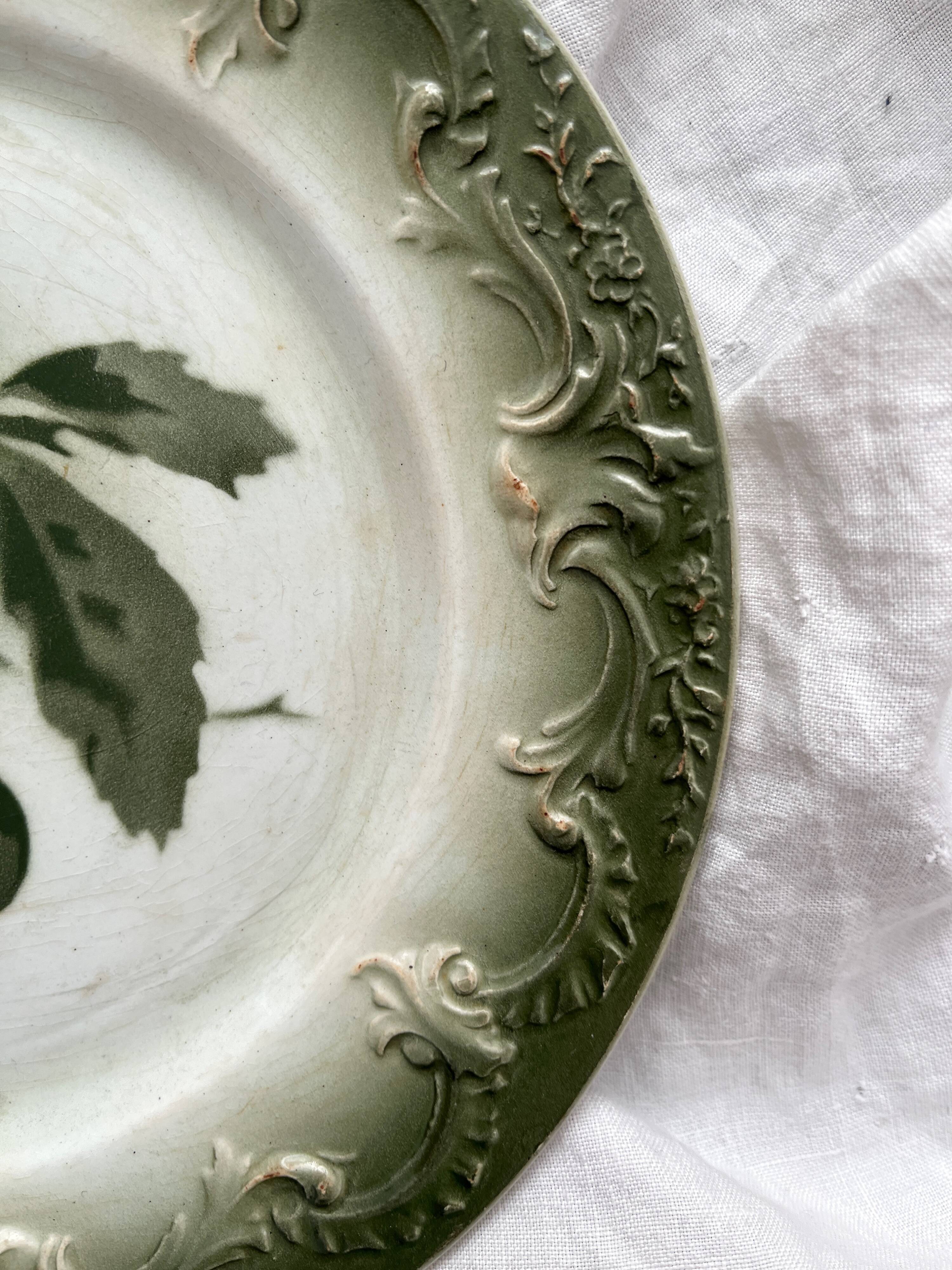 Assiette à dessert ancienne en terre de fer décor cerises faïence de Pexonne