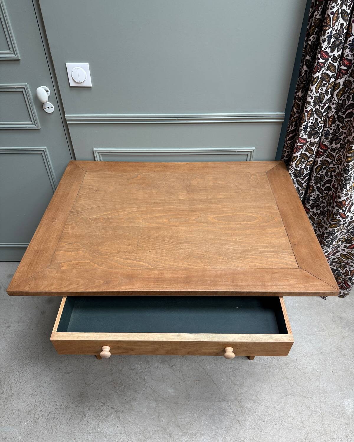 Bureau vintage aux pieds fuseaux, rénové