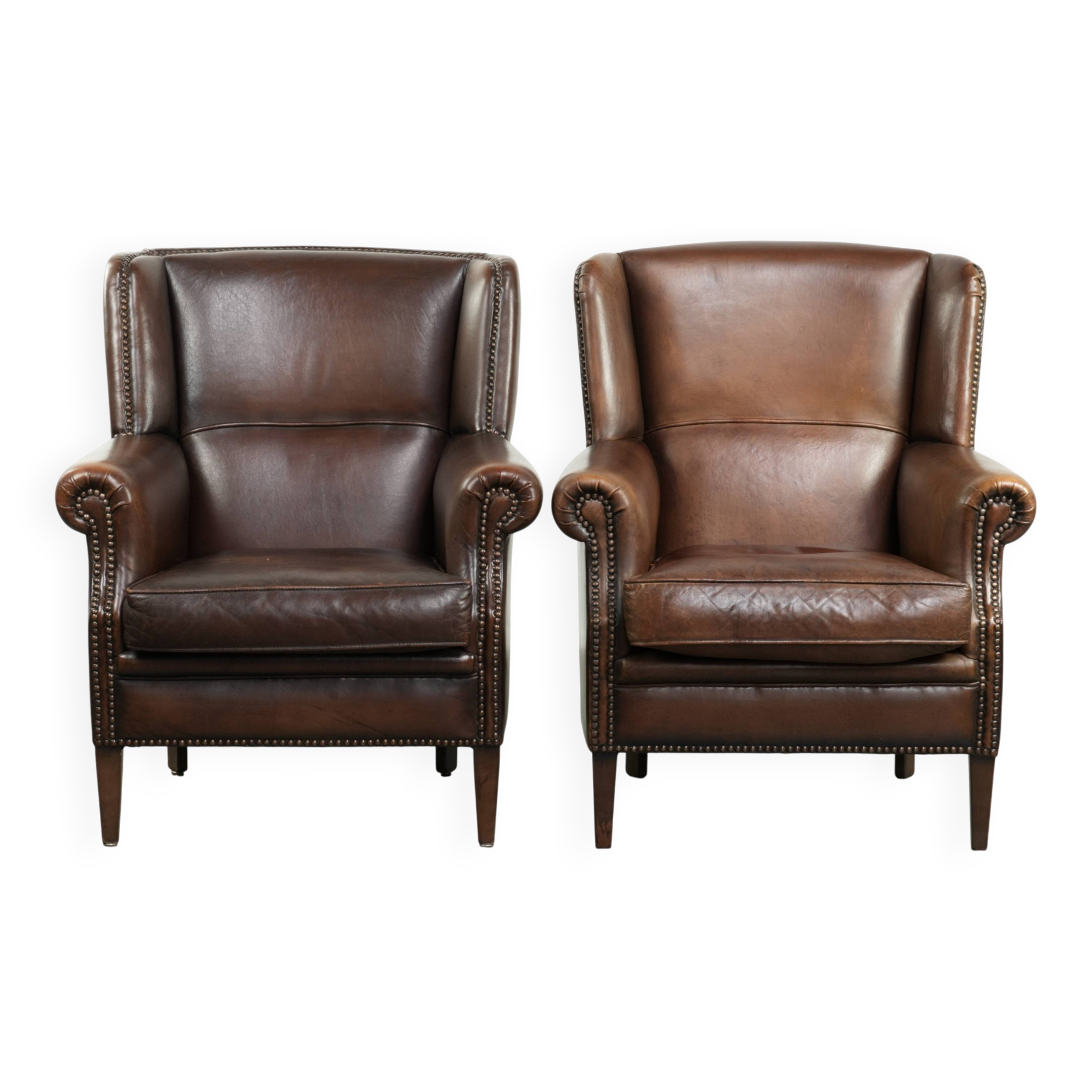 Ensemble de 2 fauteuils à oreilles en cuir de mouton de style anglais