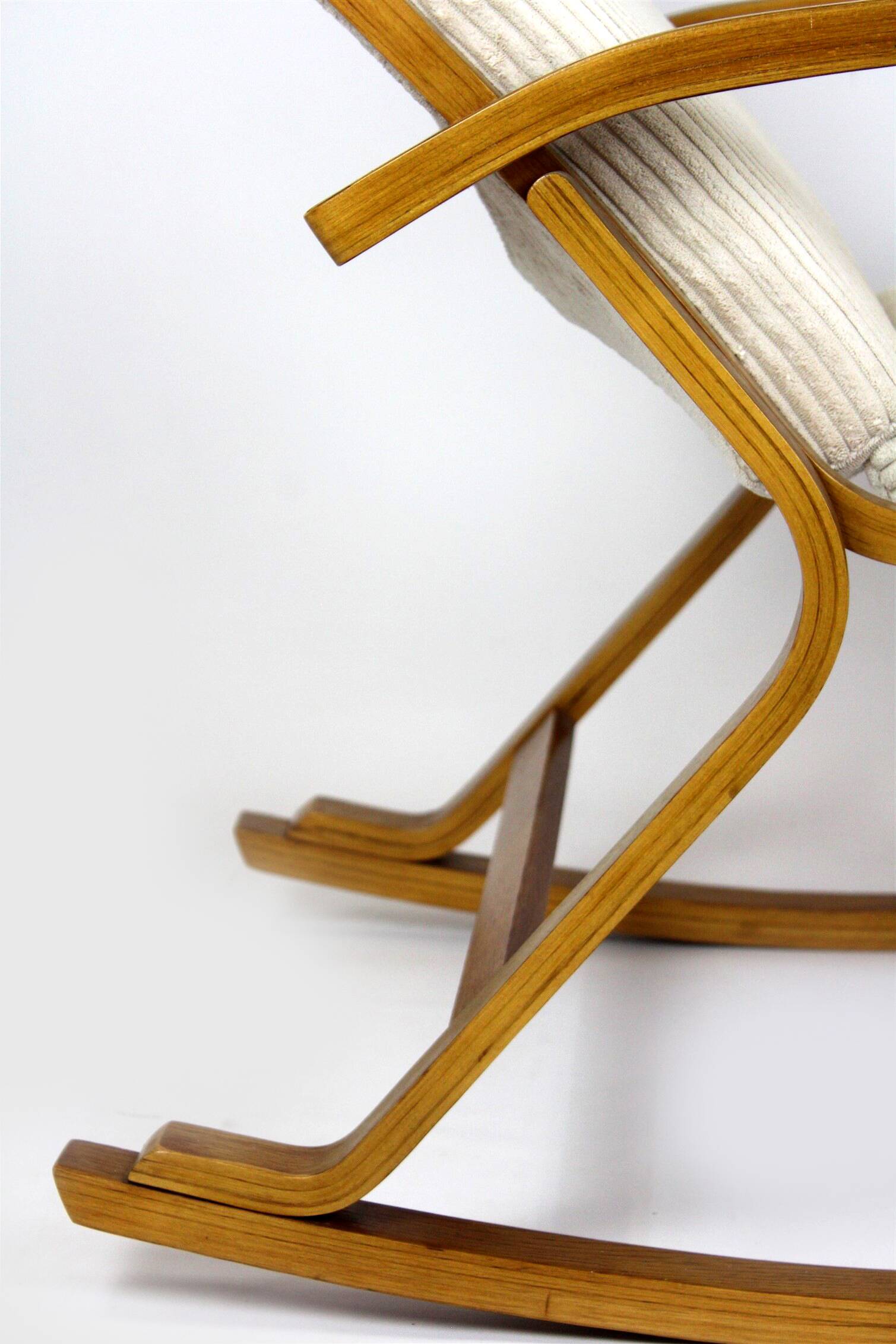 Fauteuil à bascule en contreplaqué restauré du milieu du siècle par L. Volak pour Drevopodnik Holesov, années 1960