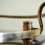 Desserte néoclassique en laiton et et verre fumé, milieu XXème