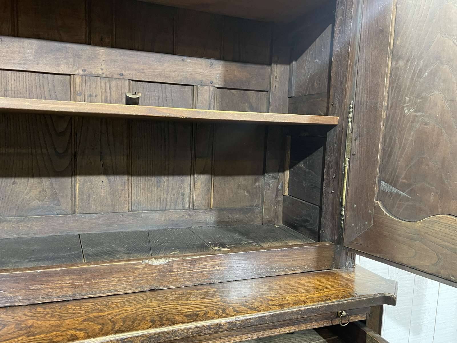 Buffet 2 corps en chêne et châtaignier, travail breton, fin 18ème.