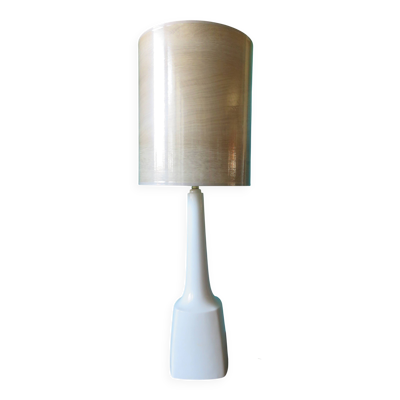 Haute lampe en grès blanc, design danois 1965 et abat-jour façon bouleau.