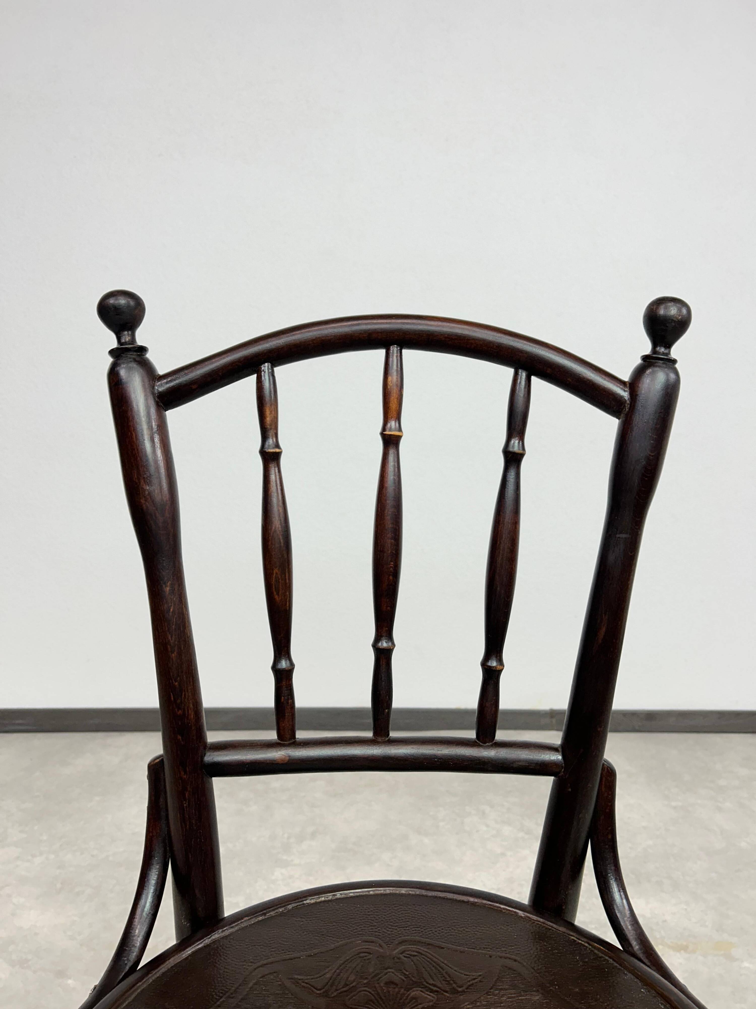 Curved wooden dining chairs by Thonet Mundus