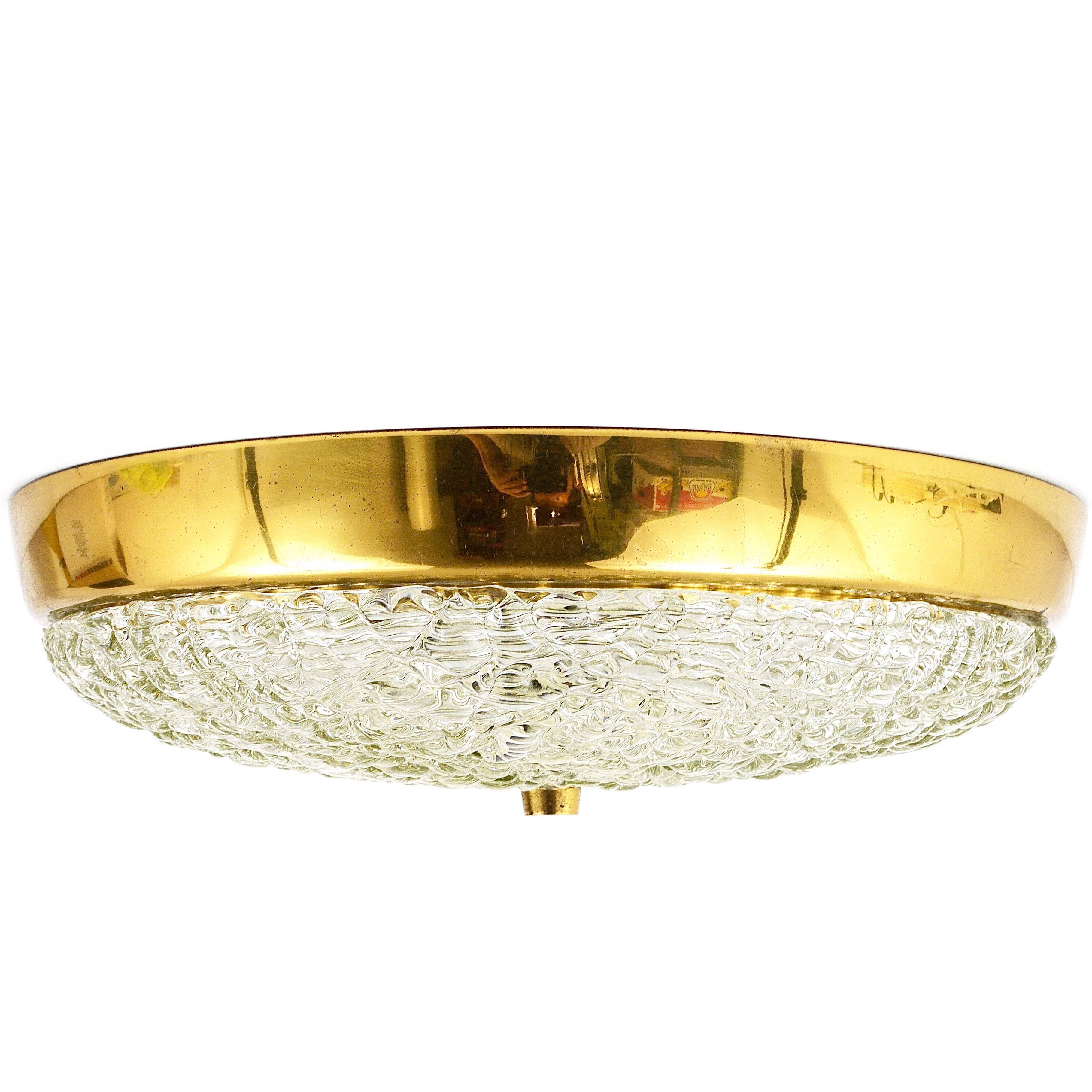 Applique Plafond Ronde J.T. Kalmar en Laiton et Verre Texturé, Moderne du Milieu du Siècle, Autriche, Années 1950